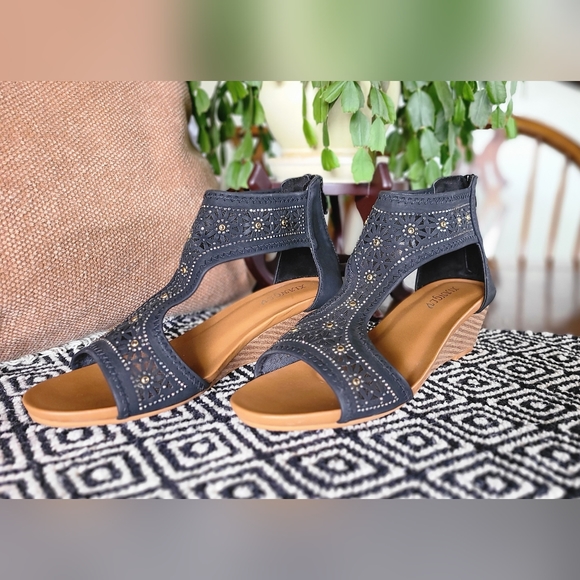 Cute Blue Sandles - Picture 6 of 12